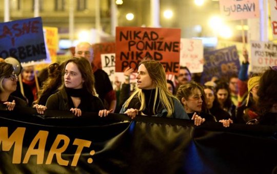 Nagmartsa ang mga kababaihan sa likod ng isang banner sa isang rally para markahan ang International Women's Day sa Brussels noong Marso 8, 2023. AFP