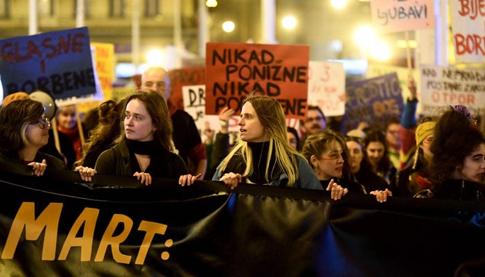 Nagmartsa ang mga kababaihan sa likod ng isang banner sa isang rally para markahan ang International Women's Day sa Brussels noong Marso 8, 2023. AFP
