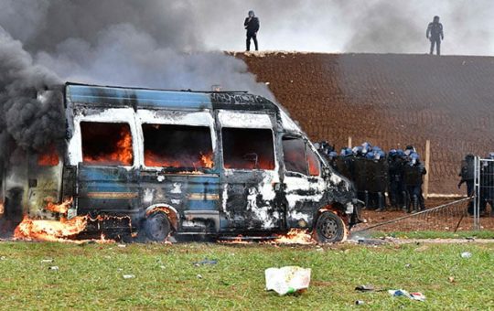 Isang sasakyan ng French gendarme ang nasusunog sa mga sagupaan bilang bahagi ng isang demonstrasyon na tinawag ng collective Bassines non merci, ang environmental movement na Les Soulevements de la Terre at ang French trade union na ´Confederation paysanne´ upang magprotesta laban sa pagtatayo ng bagong reserbang tubig para sa irigasyon ng agrikultura. , sa Sainte-Soline, central-western France, noong Marso 25, 2023. —AFP