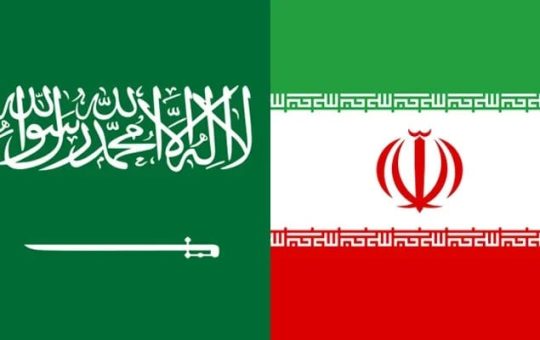 (L to R) Ang mga watawat ng Saudi Arabia at Iran.  — Wikipedia/File