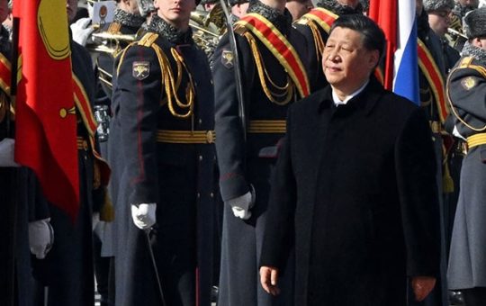 Nilampasan ni Chinas President Xi Jinping ang mga honor guard sa isang welcoming ceremony sa Moscows Vnukovo airport noong Marso 20, 2023. — AFP