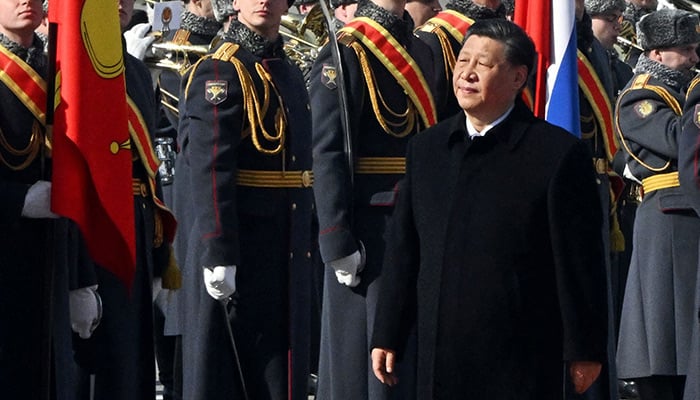 Nilampasan ni Chinas President Xi Jinping ang mga honor guard sa isang welcoming ceremony sa Moscows Vnukovo airport noong Marso 20, 2023. — AFP
