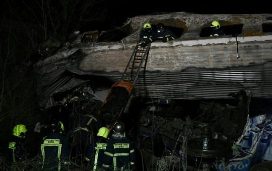 Ang mga rescue worker ay nagdadala ng isang bangkay pagkatapos ng banggaan ng tren na naganap sa pagitan ng mga lungsod ng Greece ng Athens at Thessaloniki.  — AFP