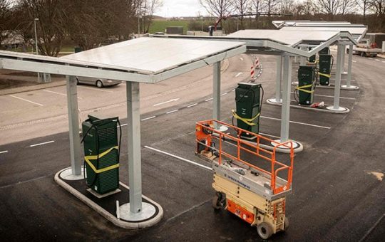 Ang aerial view na ito ay nagpapakita ng malapit nang buksan na Charging Park para sa mga de-kuryenteng sasakyan sa Lillebaelt Syd rest area sa highway malapit sa Middelfart, Denmark, noong Marso 27, 2023. Ang Danish Directorate of Roads (Denmark Vejdirektoratet) ay nasa proseso ng pag-install ang unang 600 charging point sa kahabaan ng Danish highway.—AFP