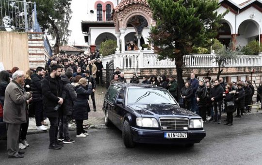 Tinitingnan ng mga dumalo ang isang bangkay na dumaan sa panahon ng prusisyon ng libing ni Ifigenia Mitska, 23, sa Giannitsa, hilagang Greece, noong Marso 4, 2023. AFP