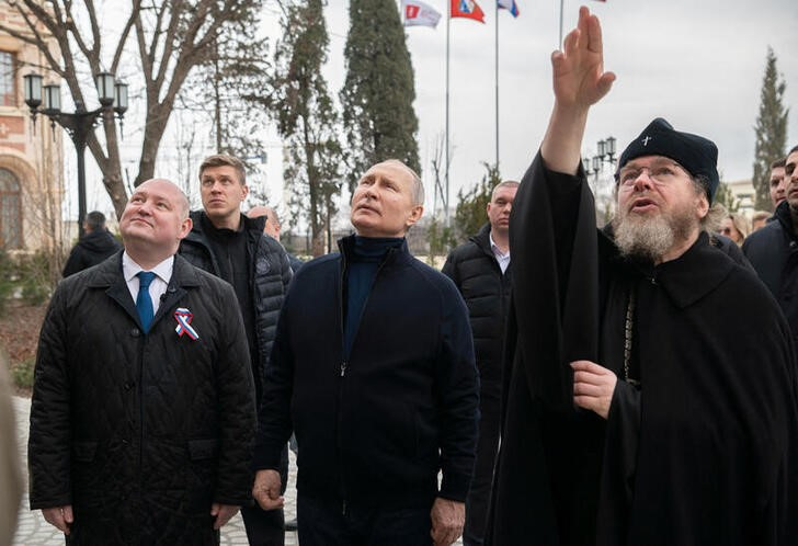 Si Putin ay gumawa ng sorpresang paglalakbay sa Mariupol na sinasakop ng Russia pagkatapos ng warrant of arrest ng ICC