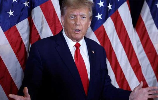 Nakipag-usap si dating US President Donald Trump sa mga mamamahayag bago ang kanyang talumpati sa taunang Conservative Political Action Conference (CPAC) sa Gaylord National Resort & Convention Center noong Marso 4, 2023 sa National Harbor, Maryland.  — AFP/File