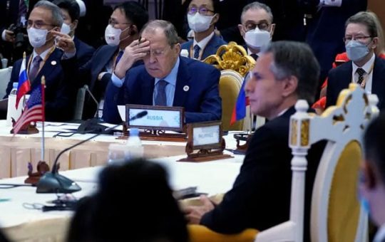 Ang Ministrong Panlabas ng Russia na si Sergey Lavrov, kaliwa, at Kalihim ng Estado ng Estados Unidos na si Antony Blinken, kanan, ay dumalo sa pulong ng mga dayuhang ministro ng G20, sa New Delhi, India, Huwebes, noong Marso 2, 2023.