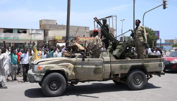 Binati ng mga Sudanese ang mga sundalo ng hukbo, tapat sa pinuno ng hukbo na si Abdel Fattah al-Burhan, sa lungsod ng Dagat na Pula ng Port Sudan noong Abril 16, 2023.— AFP