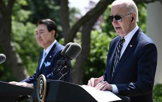 Nakikilahok sina US President Joe Biden (R) at South Korean President Yoon Suk Yeol sa isang news conference sa Rose Garden ng White House sa Washington, DC, noong Abril 26, 2023. — AFP