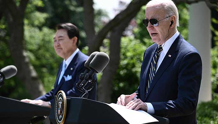 Nakikilahok sina US President Joe Biden (R) at South Korean President Yoon Suk Yeol sa isang news conference sa Rose Garden ng White House sa Washington, DC, noong Abril 26, 2023. — AFP