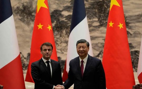 Nakipagkamay si French President Emmanuel Macron (L) kay Chinese President Xi Jinping sa isang joint meeting ng press sa Great Hall of the People sa Beijing noong Abril 6, 2023. — AFP