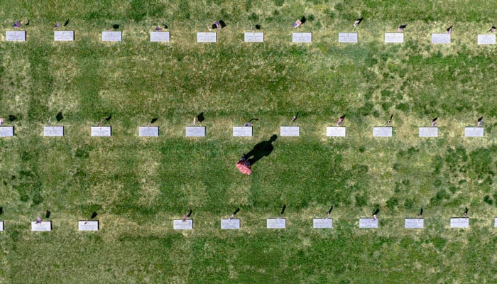 Sa aerial view na ito, bumisita ang isang lalaki sa Eastern Shore Veterans Cemetery sa Hurlock, Maryland, noong Mayo 27, 2023, bago ang holiday ng Memorial Day.  — AFP