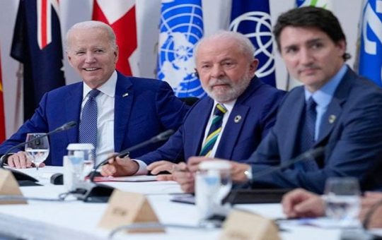 Nag-react si US President Joe Biden sa isang working session sa G7 Leaders Summit sa Hiroshima noong Mayo 20, 2023.— AFP/File
