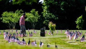 Isang lalaki ang bumisita sa Eastern Shore Veterans Cemetery sa Hurlock, Maryland, noong Mayo 27, 2023, bago ang holiday ng Memorial Day.  — AFP