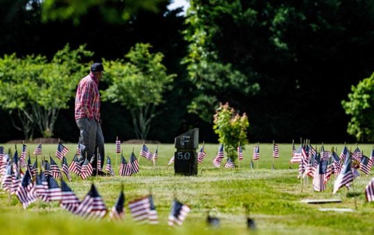 Isang lalaki ang bumisita sa Eastern Shore Veterans Cemetery sa Hurlock, Maryland, noong Mayo 27, 2023, bago ang holiday ng Memorial Day.  — AFP