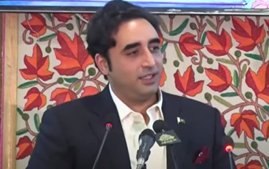 Ang Ministrong Panlabas na si Bilawal Bhutto-Zardari ay humarap sa Azad Jammu at Kashmir Legislative Assembly noong Mayo 22, 2023, na kinuha pa rin mula sa isang video.  — YouTube/GeoNews