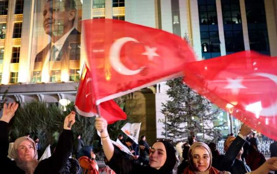 Ang mga tagasuporta ni Turkish President Recep Tayyip Erdogan at AK Party (AKP) ay nagwagayway ng mga bandila sa punong tanggapan ng AK Party sa Ankara, Turkey Mayo 14, 2023. — AFP