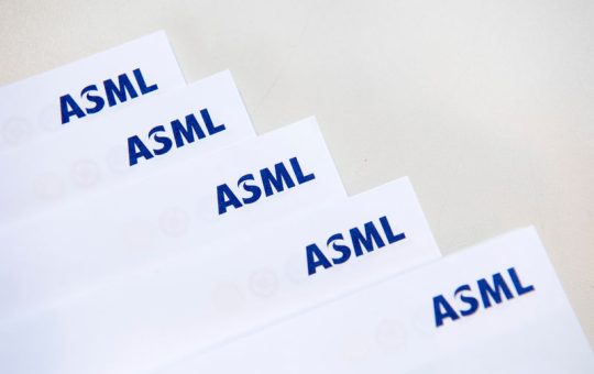 5 Mga Pinili at Pag-downgrade ng Analyst: Na-downgrade sa Neutral ang ASML at Mga Inilapat na Materyal