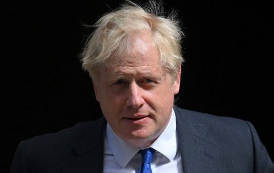 Ang noo'y punong ministro ng Britain na si Boris Johnson ay umalis sa 10 Downing Street sa gitnang London noong Hulyo 6, 2022 upang magtungo sa Houses of Parliament para sa lingguhang sesyon ng Prime Minister's Questions (PMQs).  — AFP