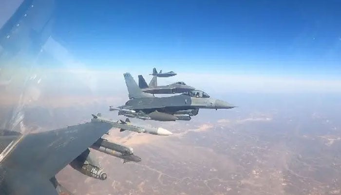 Kasama ng F-16 fighter jet ang F-22 Raptors na patungo sa Middle East.  US Central Command.