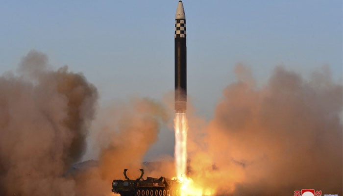 Ipinapakita ng larawang ito ang paglulunsad ng North Korean Hwasong-17 intercontinental ballistic missile (ICBM) sa Pyongyang International Airport, noong Marso 16, 2023. — AFP