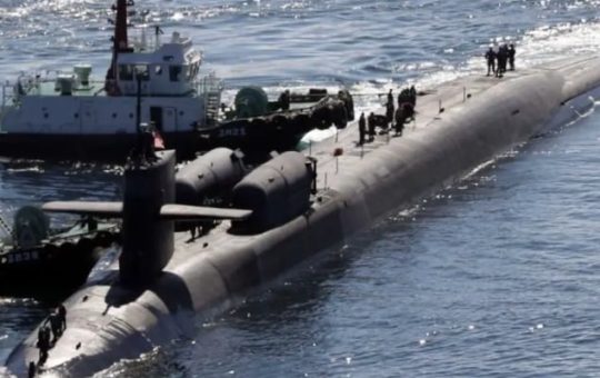 Isang imahe ng USS Michigan, isang nuclear-powered na US Navy submarine, na darating sa daungan ng Busan noong Oktubre 2017 — AFP/Files