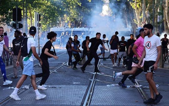 Tumatakbo ang mga nagpoprotesta mula sa inilunsad na mga tear gas canister habang nakikipagsagupaan sa mga pulis sa Marseille, southern France noong Hulyo 1, 2023. — AFP